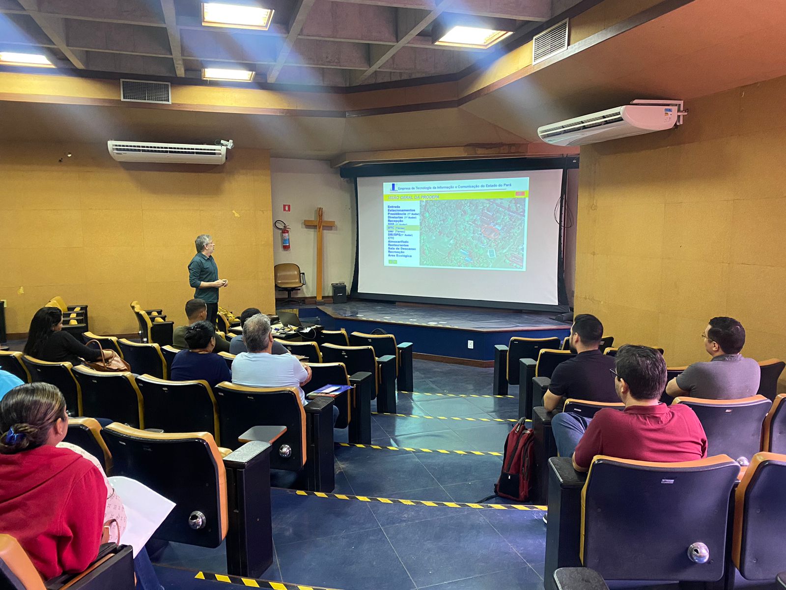 Foto em ambiente fechado com várias pessoas reunidas